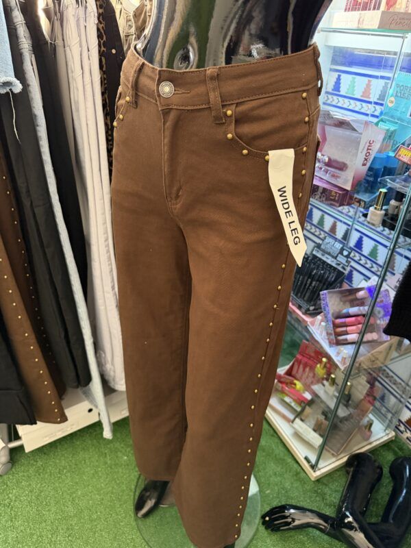 Vaquero wide leg marrón tachas