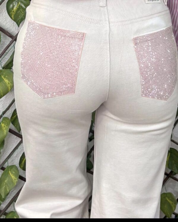 Vaquero blanco bolsillo rosa