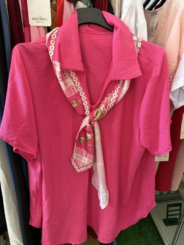 Blusa curvy con pañuelo fucsia